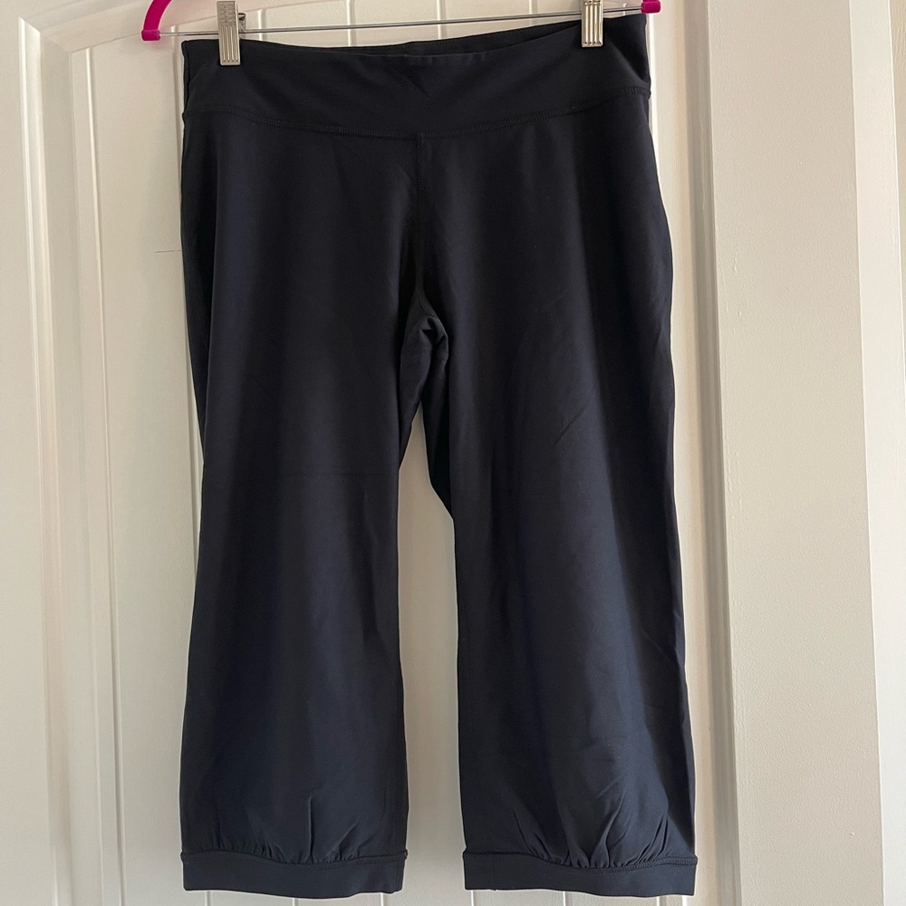 Patagonia short yoga pants, gathered at knee. Never worn, NWOT. Size L